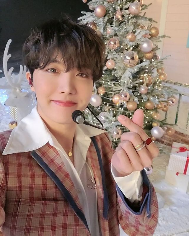 _life_goes_on_with_bts_ в LOOKY. #방탄소년단,#bts,#btsarmy,#bighitmusic,#jhope,#hope,#uarmyhope,#jeonhoseok,#jhopelove,#jhope💜,#jhopebts,#hobi,#hobibts,#btsworld,#btsipurpleyou,#bangtansonyeondan,#bangtanboys,#btsforever,#happynewyear,#happynewyearbts,#happyholidays. 240101  Hope's New Y...