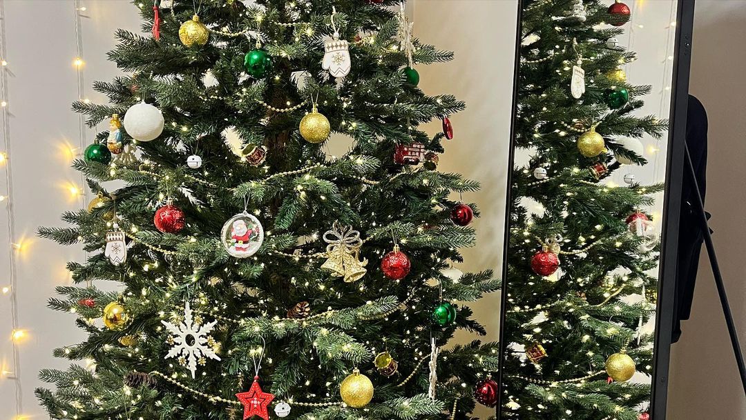 Ежегодная традиционная встреча на третий день Нового года🥰🎄 я- единственный человек, который пришел на праздник в праздничном наряде, саамай хойутаан тиийбитим и «Сана дьыл кэлллээээ!!!» диэбитинэн киирбитим🤣🤣🤣 дьонум наьаа нербэлэр, пижамалаах олорботторо баьыыба диэбит курдук 😂😂😂