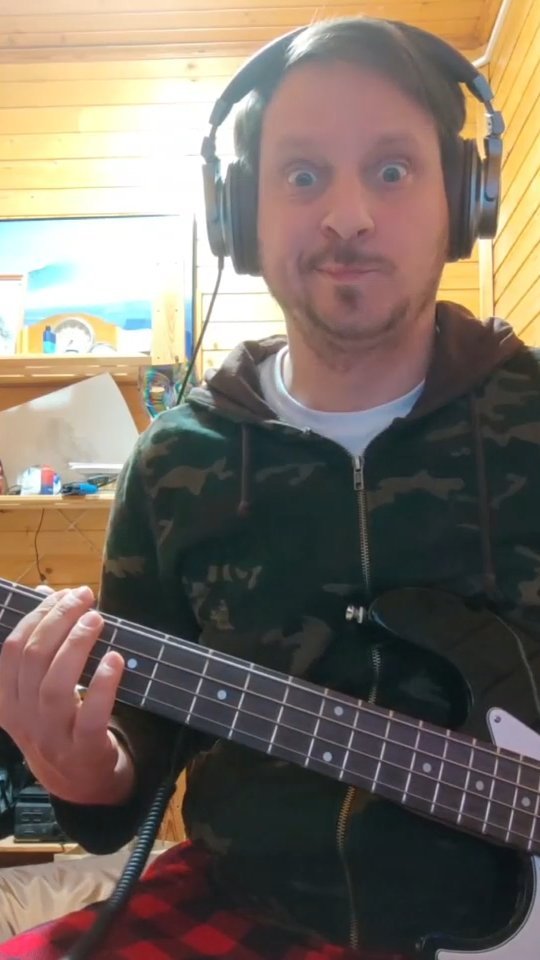 artemradyuk в LOOKY. #bass,#бас,#бамгитара,#слэп. Занимаюсь на басухе,...