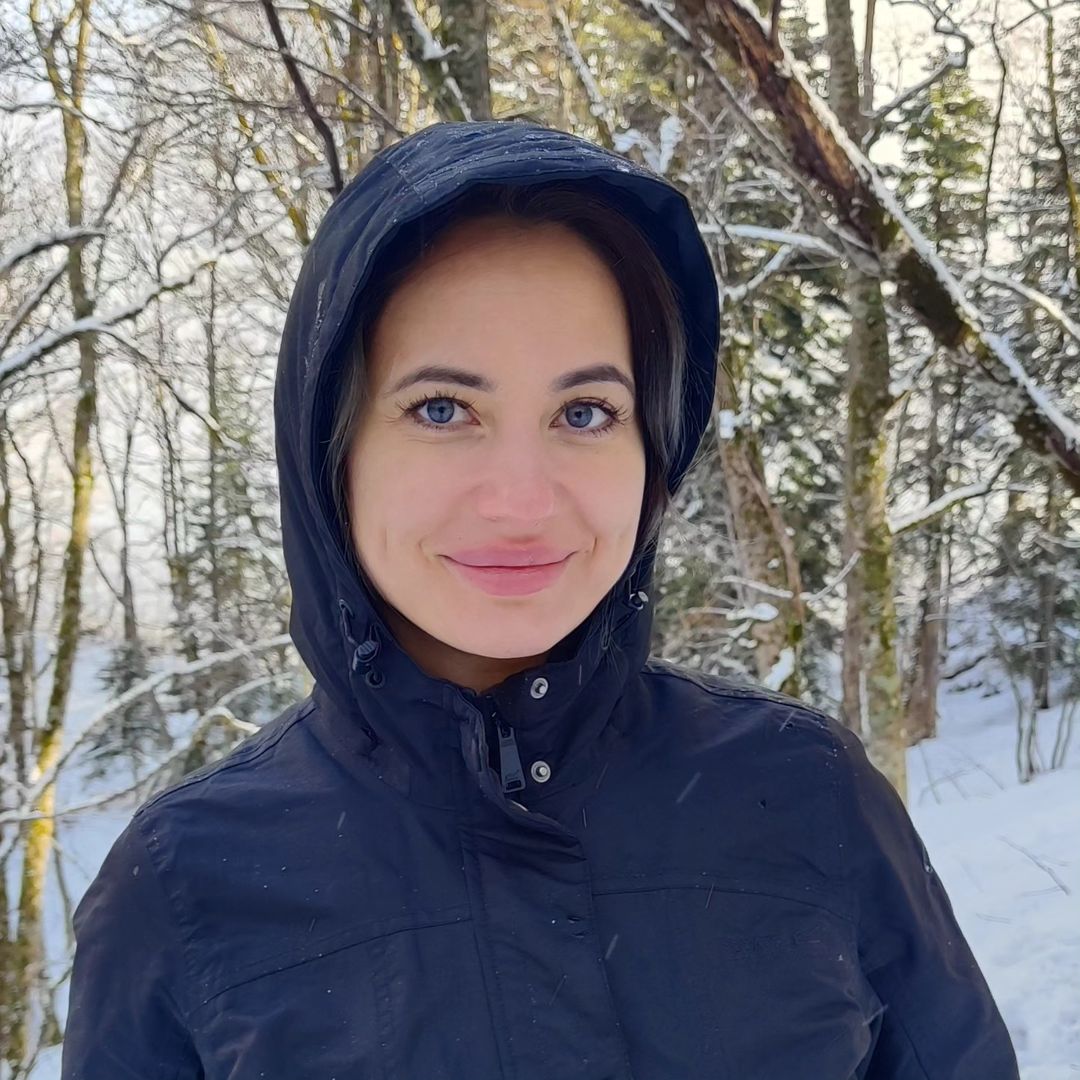 Я сегодня в тур ездила ❄️снег повидала, в пещере побывала и поплавала в термальных источниках 🔥 
Очень понравилось! В пещере обалденное  ощущение, внутри Матери Земли, такое согревающее и наполняющее чувство 👍 
Ну и термальные источники, классно плавать в горячих бассейнах, но людей очень много, я как человек тонко чувствующий, хотела поскорее выйти из бассейна, хотя вода кайф. 
Вообще рекомендую, только нужна зимняя обувь и одежда, хотя в Новороссийске был дождь и +10)