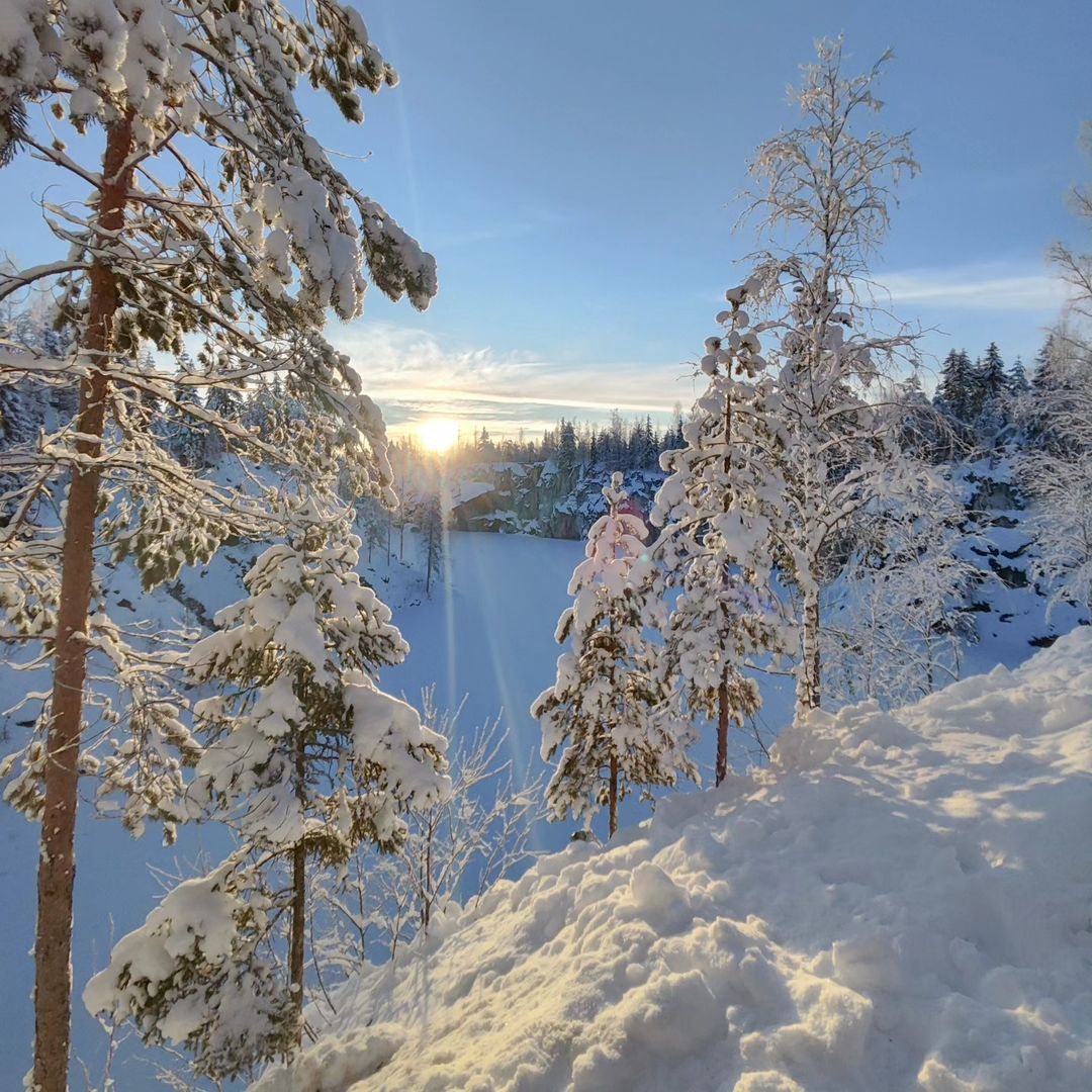 Прониклись северной морозной свежестью . Местами было 🥶 жэсть -35° , но прекрасно и феерично ✨. 
#республикакарелия #рускеала #чудо #мраморныйканьон #сортавала #снежно #солнцеснами☀️ #приключениярядом #прогулки #бесконечностьнепредел #семья #морозисолнцеденьчудесный