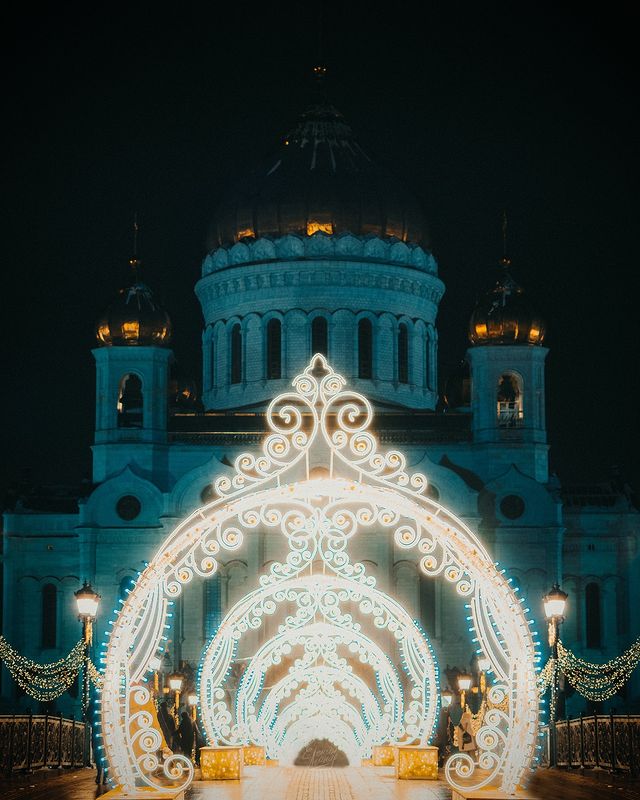 leonidelenin в LOOKY. #храмхристаспасителя,#храм,#рождество,#патриаршиймост,#рождественскаямосква,#christmasmoscow,#moscow,#christmasvibes🎄,#olympus,#olympusinspired,#olympusphotography,#olympus_ru,#olympusomdem5markiii. На Патриаршем мосту ...