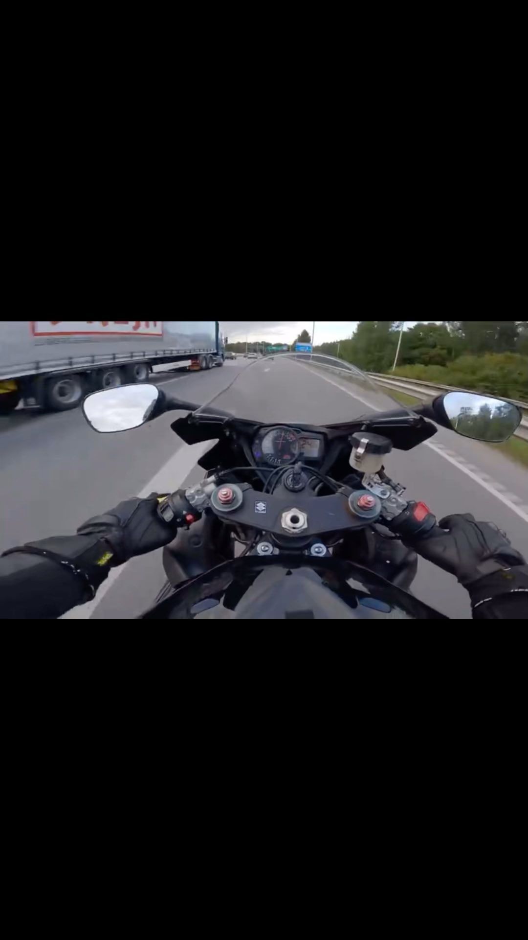 mamatsuev_95tb в LOOKY. #moto,#motorcycle,#speed,#highway,#autobahn. .
.
#moto #motorcycl...