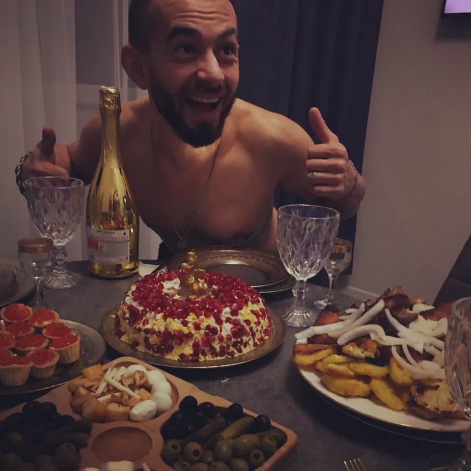 Просто обычный вторник, а в голове мыслей вагон. Пересматривая старые и новые фотографии, на всех из них вижу себя и понимаю, что я изменился. Внешне – да, неправильно было бы сказать, что я внутри такой же, как 10 лет назад. Но то, что не изменилось, это то, что я по-прежнему умею заражать людей улыбкой. Ну, по крайней мере, мне так кажется 😅.
Всем счастья, улыбайтесь и будьте окружены счастьем!😉🤙