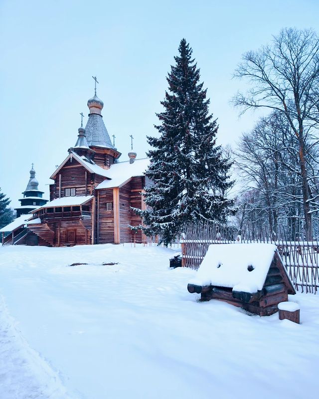 mariya_piterlife в LOOKY. #vitoslavlitsy#novgorod#winteradventures,#woodenarchitecture#travelgo,#витославлицы#новгородвеликий,#январь2024,#живисейчас,#зимняясказка,#frostday,#landscapephotography,#russia. 🚩Витославлицы. 
Муз...