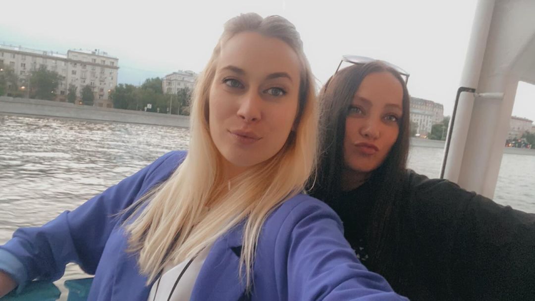 Моя ты лучшая подруга❤️😻🫶😘
Ты словно ангел неземной.
Судьбе я очень благодарна,
Что нас свела она с тобой.И пусть летят года, родная,
Но ты на это не смотри,
А сегодня в свой юбилей ты поздравления прими!Пусть все печали и невзгоды
Тебя обходят стороной.
Ты оставайся всегда доброй,
Такой же милой и родной.Здоровья так же пожелаю,
Всегда будь молода душой,
Не хмурься, чаще улыбайся
И будь довольна ты судьбой.❤️
Люблю тебя родная моя,ты моя подруга на века ❤️😻😘🫶