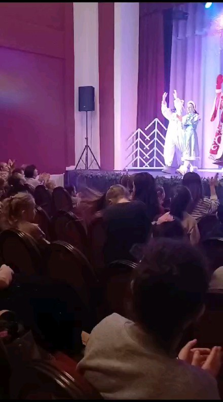 ded_moroz_vseosetinskiy в LOOKY. . На спектакле в театр...