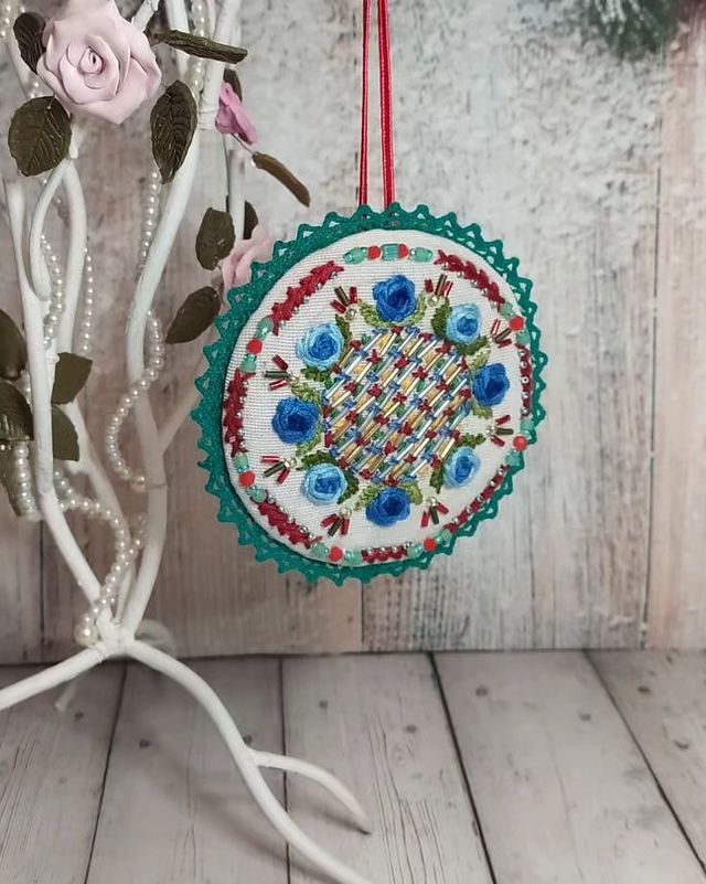 _funny_knit_ в LOOKY. #елка,#подвесканаелку,#новогоднийподарок,#новыйгод,#happynewyear,#instagood,#gift,#presente. Синие розочки. Подве...