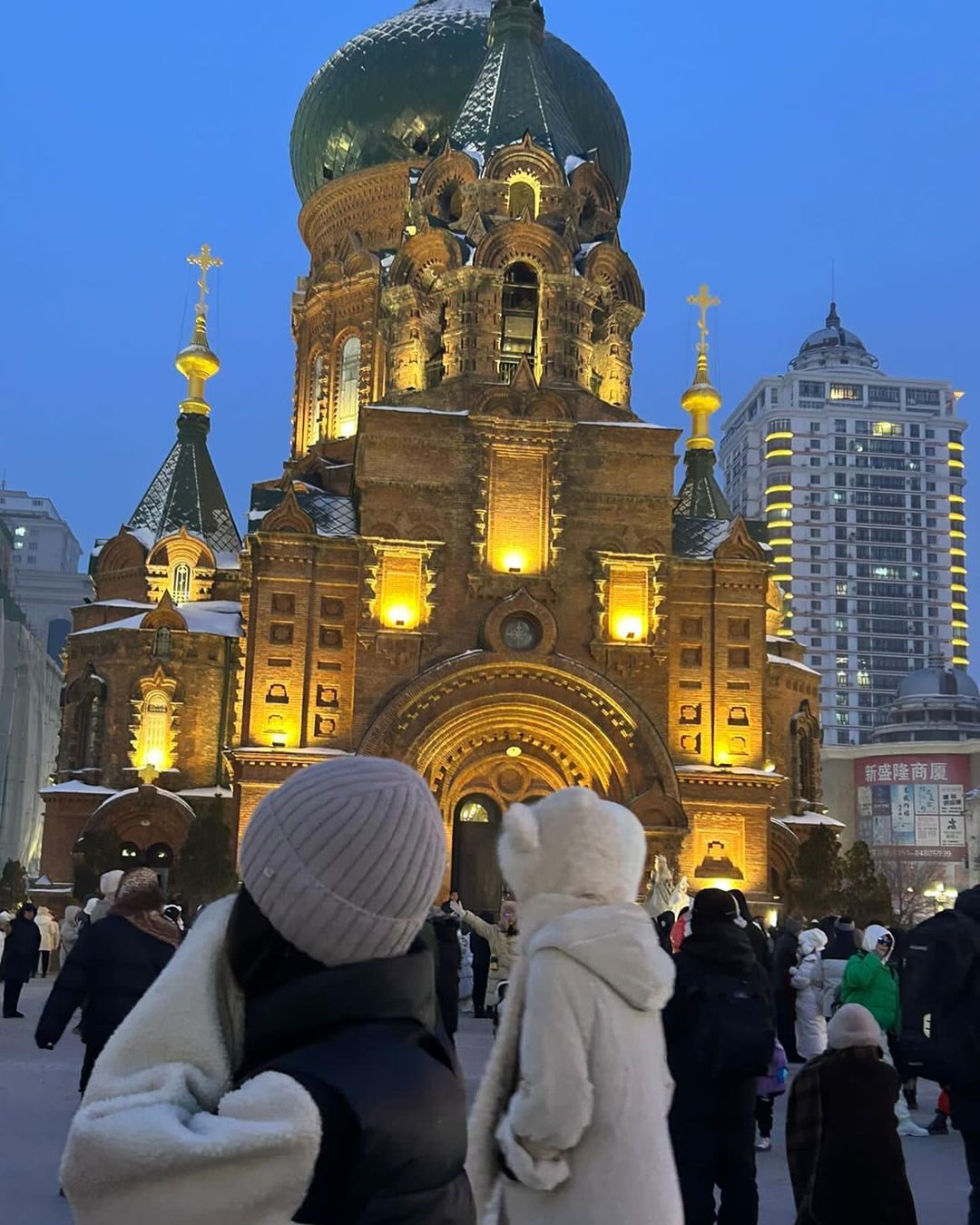 В эти дни в Китае 🇨🇳 г. Харбине проходит Международный фестиваль «Зимняя Сказка», в этом году Викуша с ансамблем «Айгыл» приняли участие на этом фестивале🤩 Целых 10 дней они гуляли по зимнему Харбину🤩 Посетили Чайную церемонию, парк полярных животных, дом техники, парк ледяных скульптур, парк Тигров, и посетили китайские школы, обменялись подарками, и показали свои номера.