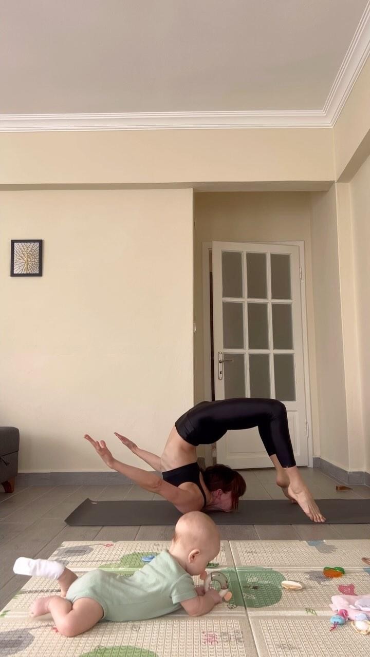 galinakisand в LOOKY. #ashtanga,#ashtangayogaeverydamnday,#yogawithkids,#backbending. My baby is supportin...