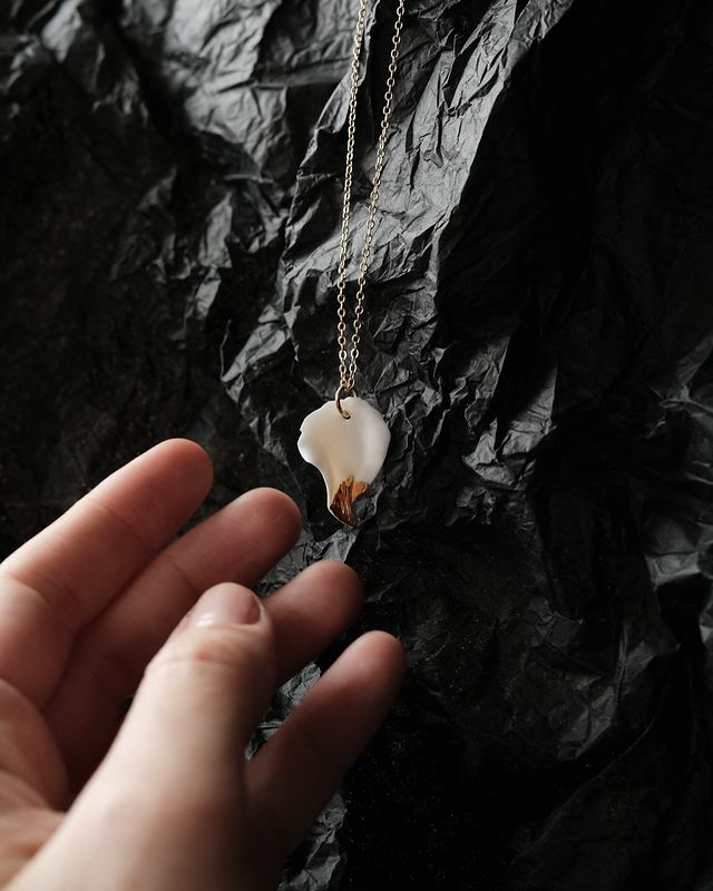 Ksenia • Visual artist в LOOKY. #porcelainjewelry,#porcelainatelier,#porcelainartist,#фарфороваяподвеска,#кулонизфарфора. • почему именно фарф...