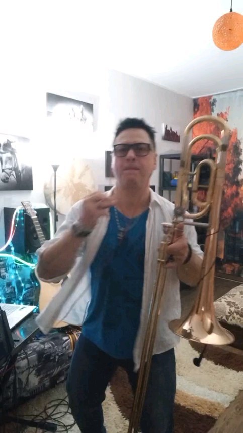 jony_trombon в LOOKY. #JONYTROMBON,#ДЖОНИТРОМБОН,#JONY,#ДЖОНИ,#voice,#певец,#НовыйГод,#Позитива,#Trombone,#ВотКакМогу. #JONYTROMBON #ДЖОНИТ...