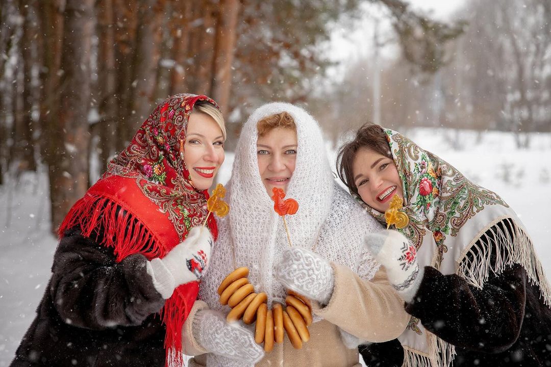 Мои любимые девчонки! Всё красиво, но сколько за кадром… Таню нужно было убедить, что -15 это нормальная температура. И, кстати, потом-то было и ниже намного)))) Бутерброд с икрой замёрз в первые же минуты, и Таня почему-то не хотела его есть в кадре. Пить Таня тоже не хотела, даже для сугреву так сказать. Валяться в снегу - она сильно сомневалась, но пришлось. Хотя, я думаю, ковёр-то она как раз специально и прихватила с собой, чтоб потеплее было. Люба ни в чём не сомневалась. Она сосала петушка и кидала в заснеженные ветки авоську с мандаринами. Ещё мы хлопнули хлопушку, но никто не понял что это было, и как-когда это произошло.  Спасибо за фото @anna.korn_photo  Ты наш герой! Не отказалась от работы в такой холод!