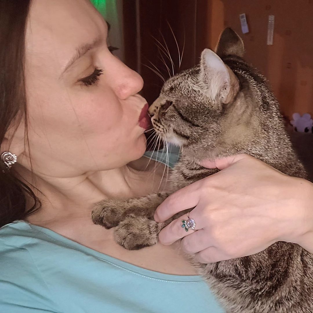 #архив 

Архивные записи с проекта, в котором я года 4 назад упражнялась в размышлениях и умении складывать слова в предложения. Удивительно! С того момента так много изменилось. Моё отношение к жизни, к себе, к людям. Но вот на этот вопрос я бы и сейчас ответила примерно также. Но тогда это вызывало грусть, сейчас нет

"Как вы поступаете, если хотите сохранить отношения с человеком, но между вами что-то произошло и вы перестали общаться?"

Она услышала тихий стук в дверь. Странно, ведь звонок работает. Тихо, будто прося, стучали в дверь. Она неспешно отложила книгу и подошла к двери. На пороге стояла её близкая подруга. Руки слегка подрагивали от волнения. 
- Входи. Ты чего такая? 
-Какая?
- Испуганная... что ли...
- Да не важно. Угостишь кофе?

Что за глупые вопросы, конечно Она угостит тебя кофе. И достанет к нему самые лучшие конфеты. А может испечет бисквит.

- Ты не брала трубку. И не заходила в сеть. Я волновалась. Что-то случилось?
- Нет. Ничего. Просто читала весь день. Тебе с сахаром?..

Она немного помолчала.

- Нет. Пересядь, пожалуйста! Это его стул.
- Хорошо.

А потом они долго сидели с подругой на кухне. Пили кофе. Обсуждали передряги на работе. А стул рядом с ней так и оставался пустым.

Если мы кого-то впускаем в душу и этот кто-то становится нам по-настоящему близок, то мы уже не перестанем его ждать - там навсегда останется его пустой стул. Я не бегу в след, тому кто уходит. Не зову тех, кто не хочет слышать. Но на их место не посажу никого нового. Захочешь вернуться - вот твой стул, он всё еще ждет тебя!