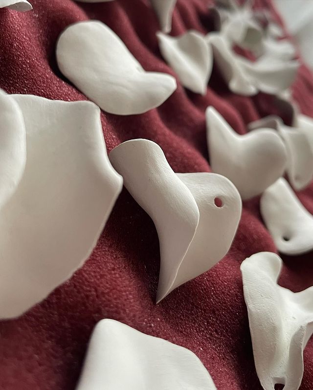Ksenia • Visual artist в LOOKY. #porcelainartist,#porcelainatelier,#beloeatelier,#porcelainpetals,#porcelainartwork,#porcelainart,#фарфорист,#фарфоровыелепестки,#ательефарфора. • белое ателье •
100...