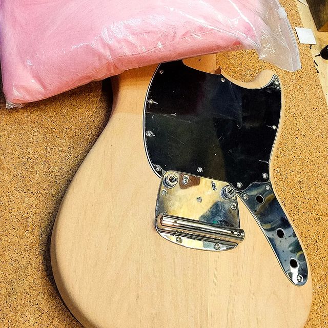 guitaroff.ru в LOOKY. #гитарнаямастерская,#гитара,#guitarcustom,#guitarworkshop,#guitar. Заказали сшить шубу ...