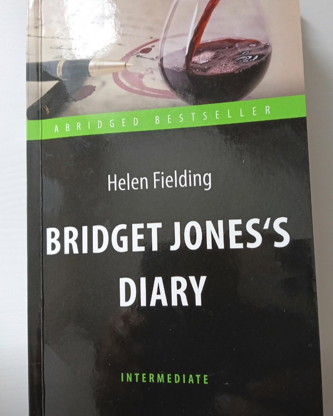 #клуб_софии_агачер @sofiaagacher 

Год выпуска - 2022
Серия - Abridged Bestseller 
Автор - Fielding Helen
Издательство -  Антология
Возрастные ограничения - 16+
Количество страниц - 128
Тип обложки - Мягкая обложка
Редактор - Ткаченко А.
Жанр - Эпистолярный жанр

Это замечательная книга! Я читала ее на английском языке и от этого получила огромное удовольствие. Великолепный современный разговорный язык, обилие диалогов - что в свою очередь способствует коммуникативной усвояемости слов, что не мало важно! Читается не очень сложно. Прекрасная книга для изучения английского языка, да и так почитать вечером, после трудового дня подходит. В книге великолепная игра слов! Поэтому, чтение этой книги в оригинале большое удовольствие. Я надеюсь, что всем известен сюжет! Книга представляет собой дневник, в кортором главная героиня - Бриджит Джонс - излагает свои мысли, чувства, взгляды на отношения с мужчинамии, ежедневную борьбу с вредными привычками и тд... Множество фраз, которые я выписывала и запомнила. Особенно запомнилось «You disfunctional little schmuck» (подруга Бриджит о Даниэле Кливере). Традиционный happy end в этой книге даже радует. Книга хороша тем, что полна интересных идиом. И конечно, читайте со словарем если это необходимо. Из книги можно почерпнуть массу интересненьких разговорных выражений. Советую 💯