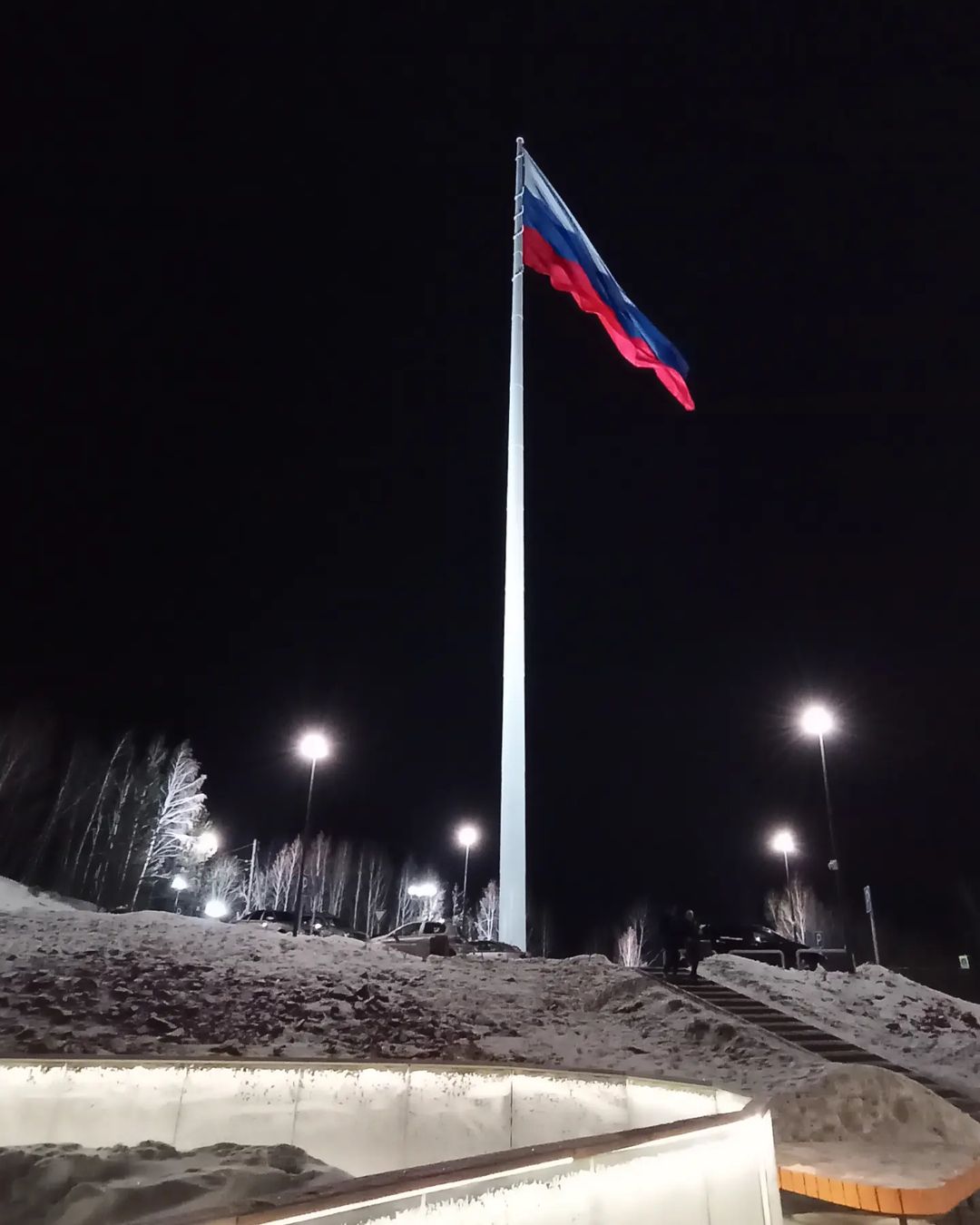 gg_alenka в LOOKY — Информации пост.

Флагшток высотой 100 метров, флаг РФ разме
