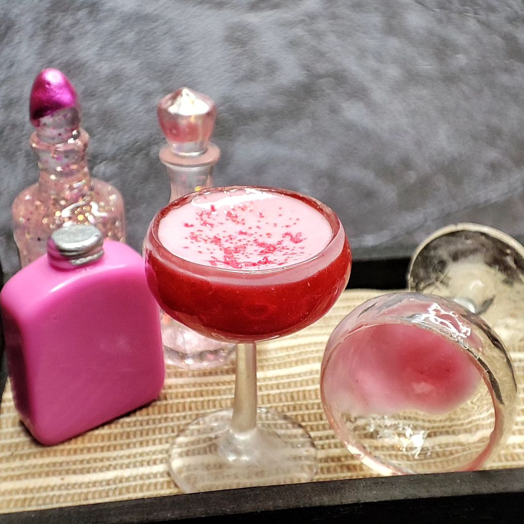 Pink mood 🩷🩷🩷
1/6

#miniature #dollhouse #dollstagram #dollhouseminiature  #barbie #dolls #tinyfood #миниатюра #кукольнаяминиатюра