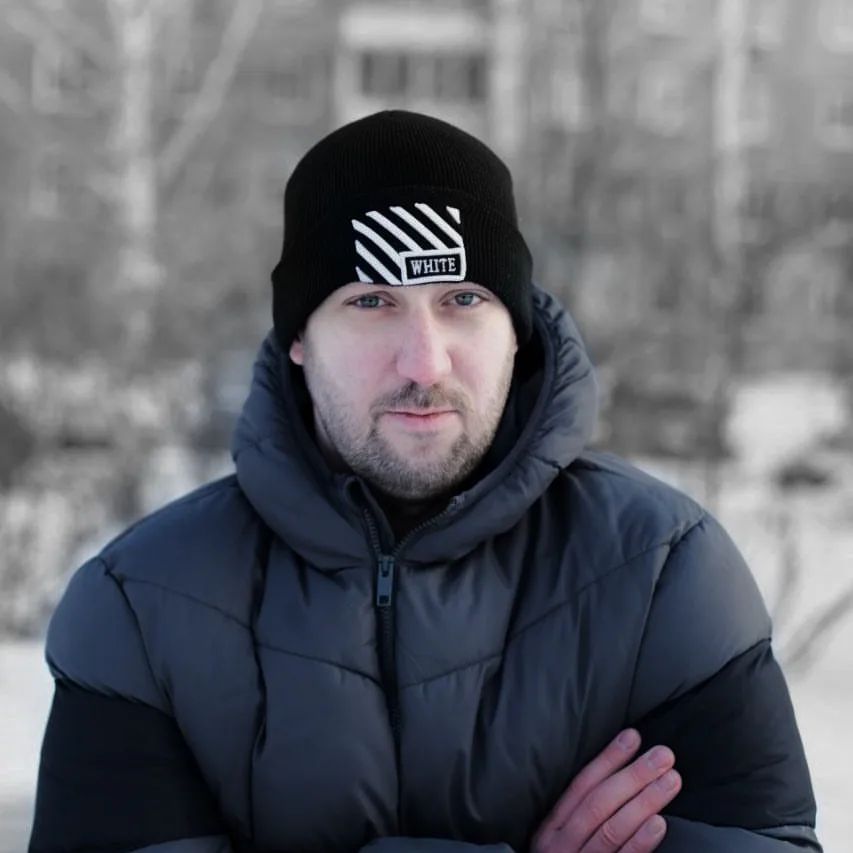 А ты уверен, что ты уверен в себе? И как себя прокачать?

Что такое уверенность в себе? Это вера в себя, в свои возможности! Это железное понимание, что ты делаешь, как ты это делаешь и куда тебя это приведет!

В разных ролях, уверенность проявляется по разному.

Например:
Я могу быть уверенным в себе мужчиной и проблем с женщинами не испытывать. А в роли бизнесмена испытывать не уверенность.
Почему так происходит? А все просто,  какое эго (роль) более прокаченное, там и преобладает уверенность.
Как понять, есть ли уверенность и прокачка в определенной роли или нет? Это также очень просто, если например испытываешь трудности в бизнесе не можешь развить свой бизнес, заработать достаточно денег, найти нужных партнеров, боишься, что все потеряешь, это из-за  негативных убеждений по типу - я не достоин, я плохой, я не заслуживаю, то тогда роль бизнесмена не прокачена, уверенность хромает.

Как же прокачать уверенность в себе?
Убрать все негативные блоки ( поменять парадигму ) 
Начать себя прокачивать, если хромает роль бизнесмена, то прокачивать свою экспертность. Если хромает роль мужчины или женщины - спортзал, смена гардероба, манера общения.
После того когда человек начнет прокачивать себя в правильном направлении, начнут происходить изменения. Бизнесмен начнет продвигаться в своем развитии по деньгам. Женщины будут делать комплименты мужчине или мужчины женщине. 

Самое ВАЖНОЕ потом не привязаться к своему эго, чем оно прокаченное тем сильнее соблазн к нему привязаться. Если человек привязан к своему эго например - Я крутой бизнесмен, я альфа самец, я богиня, то в таком случае обязательно придут люди или ситуации которые разрушат эти иллюзии. По типу - ты не такой хороший бизнесмен как ты думаешь, есть и покруче тебя. Вот после таких заявлений человек который привязался к эго бизнесмена просто будет страдать, злиться, обижаться и раздражаться. В итоге может произойти откат и опять неуверенное эго бизнесмена!

✔️В конечном итоге прокаченная уверенность должна быть здоровой, а иначе страдания, злость, обиды и раздражения со всеми вытекающими...

#психология #психолог #коуч #коучинг #саморазвитие #психологонлайн #уверенность #уверенностьвсебе #психологтвп