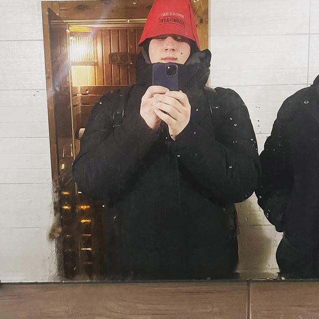 dmitry_yazybchuk в LOOKY. . Листочек на щеке сам...