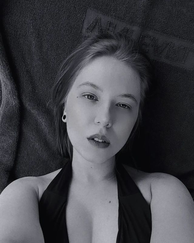 k.i.s_rina в LOOKY. . 🖤🤍💜