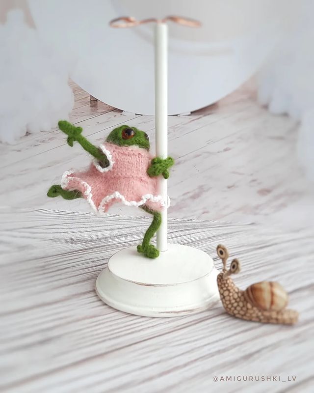 amigurushki_lv в LOOKY. #сделано__любовью,#лягуха,#frog,#frogdoll,#knittedfrog,#instafrog,#клуббелыйслон,#вязаниенаспицах,#frogfromtiktok,#вязаниеназаказ,#мистержаб,#mylove,#брелок,#моиминики,#одеждадлякукол,#вязанаяшапка,#handmadegoldenbee. "Вторая часть Мерлез...