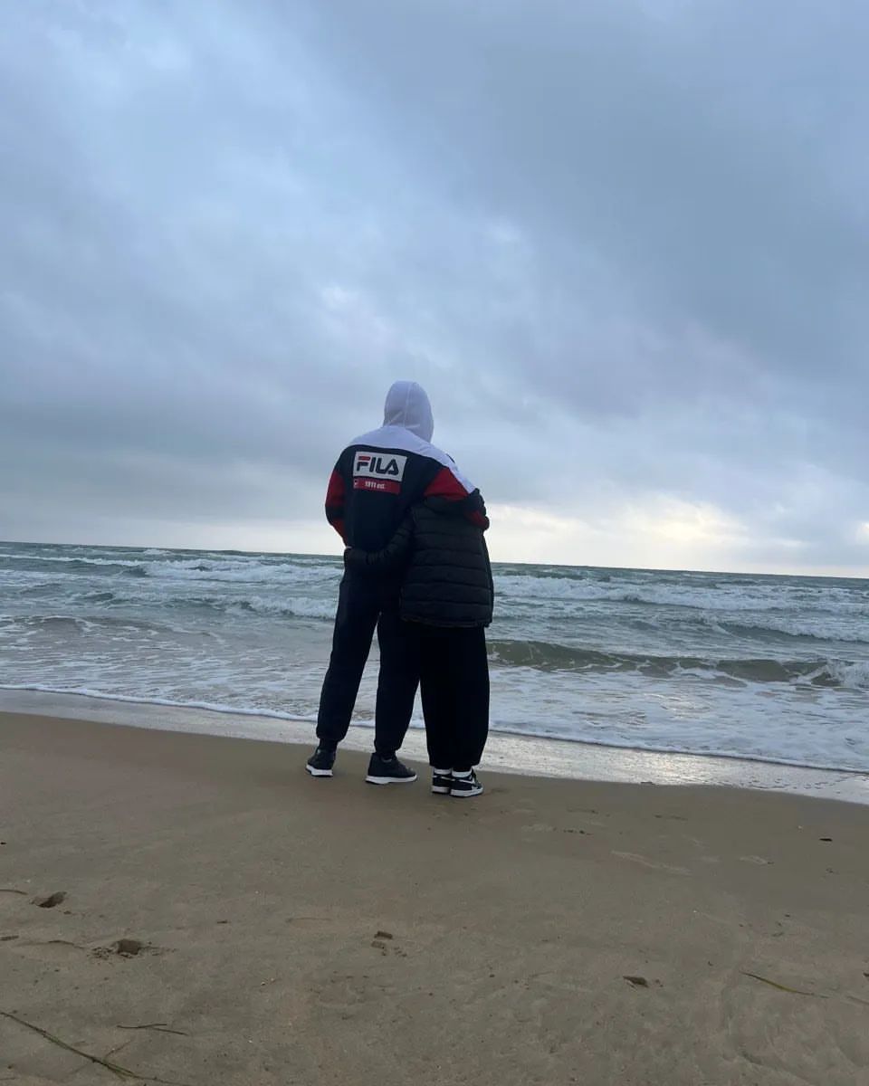 На небе только и разговоров, что о море и о закате. Там говорят о том, как чертовски здорово наблюдать за огромным огненным шаром, как он тает в волнах. И еле видимый свет, словно от свечи, горит где-то в глубине…