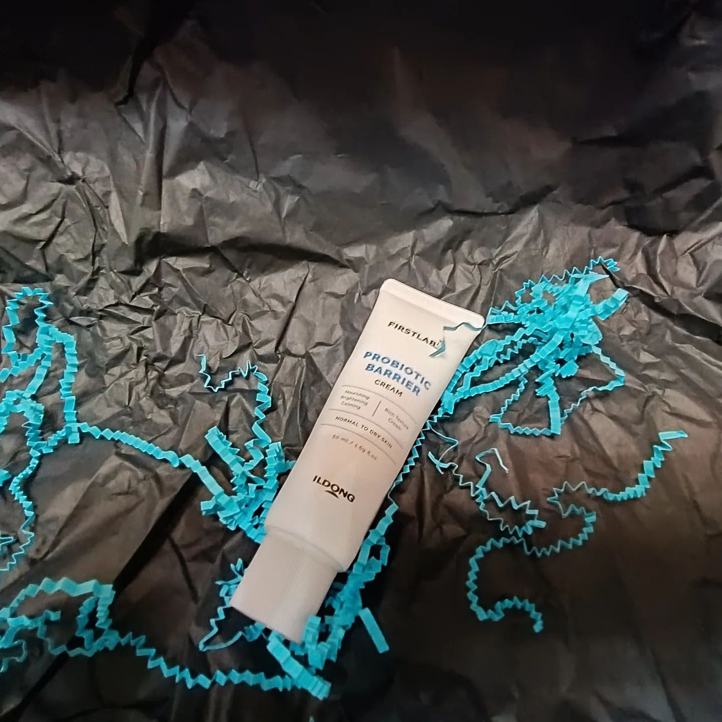 Сухая кожа ликует, комби выпендривается😏

Ildong First Lab Probiotic Barrier Cream

У меня к нему две претензии:
1️⃣ зачем такая яркая отдушка? Держится на коже долго, очень долго. Аромат сладкий, некогда был у меня похожий парфюм от Giorgio Arrmani из линейки Aqua di Gio, зелёный, кажется🤔  у меня ассоциируется с грушевым нектаром,но это неточно🤭
2️⃣Почему ТАК питательно? - на упаковке указано для сухой и нормальной кожи, но для моей комби оказался ту мАч на каждый день.

Брала я его, чтобы восстановить кожу после ретиноидов, и тут он отлично справляется на все 💯 Мои надежды на мультиламелярную эмульсию, что она подстроится под жирные участки на коже, увы, здесь не оправдалась. Видимо, с увлажняющим и восстанавливающими компонентами, тут явно все в полном порядке (последнее фото).
Поэтому использую только как sos-средство 2-3 раза в неделю, иначе - привет поры-кратеры, а я уже от них отвыкла.

У него офигенский состав😻, направленный именно на восстановление защитного барьера кожи. Я использовала только в вечернем уходе, только после ретиноидов и кислот. На постоянной основе - комби кожа становится "рыхлой", излишне напитанной. Но, аккурат, до конца марта, я думаю, мне его хватит (начала применять с октября 2023)

Рекомендуют применять двумя способами: как классический крем, и как sos-маску, нанося слоем погуще (например, при обморожении, ожоге (я сейчас о химическом - кислоты, ретинол))

Мне было много горошины на лицо, но довольно большое отверстие тубы не позволяет дозировать микро-мини, нужно "ловить" то самое количество. При этом он волшебно и тонко растягивается практически в ноль, оставляя чувство полного кайфа и успокоения на сухих или раздраженный участках кожи.

Мне было много питания и оч ароматно, лишь поэтому не повторю. Это очень хороший крем для базового ухода, закрывающий все потребности сухой кожи. Им можно закрывать ВСЁ - кислоты, витамин С, ретинол или же использовать соло, как питательный, восстанавливающий барьерный крем. И несмотря на 🤪кривляния и придирки, я смело могу отнести его в #sasapb_топ, ибо все заявленные функции он выполняет.

Взяла бы маме сухокожику🤔? Если бы не уход, от которого она сейчас ликует - 100%

Пробовала?