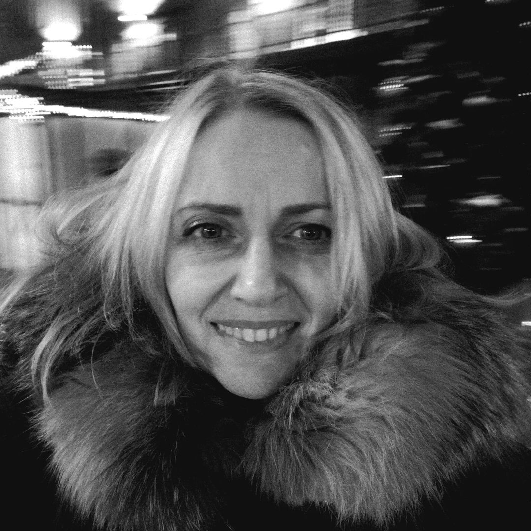 ❤️ Вадим Шефнер

Над собой умей смеяться
В грохоте и тишине,
Без друзей и декораций,
Сам с собой наедине.

Не над кем-то, не над чем-то,
Не над чьей-нибудь судьбой,
Не над глупой кинолентой -
Смейся над самим собой.

Среди сутолоки модной
И в походе боевом,
На корме идущей ко дну
Шлюпки в море штормовом -

Смейся, презирая беды, -
То ли будет впереди!
Не царя - шута в себе ты
Над собою учреди.

И в одном лишь будь уверен:
Ты ничуть не хуже всех.
Если сам собой осмеян,
То ничей не страшен смех.

#стихи