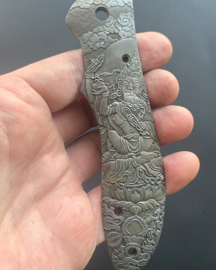 andreikisurin в LOOKY. ##authorsartweapon,#artknife,#artknives,#bestknives,#bestrussianknives,#russianknifemakers,#russianengraver,#engravedknives,#engravedknife,#artisticknives,#instagramru,#knifecollector,#knifecomposition,#customengraving,#masterengraver,#anreikisurun,#гильдиямастероворужейников. Яб-юм (тиб. «отец-ма...