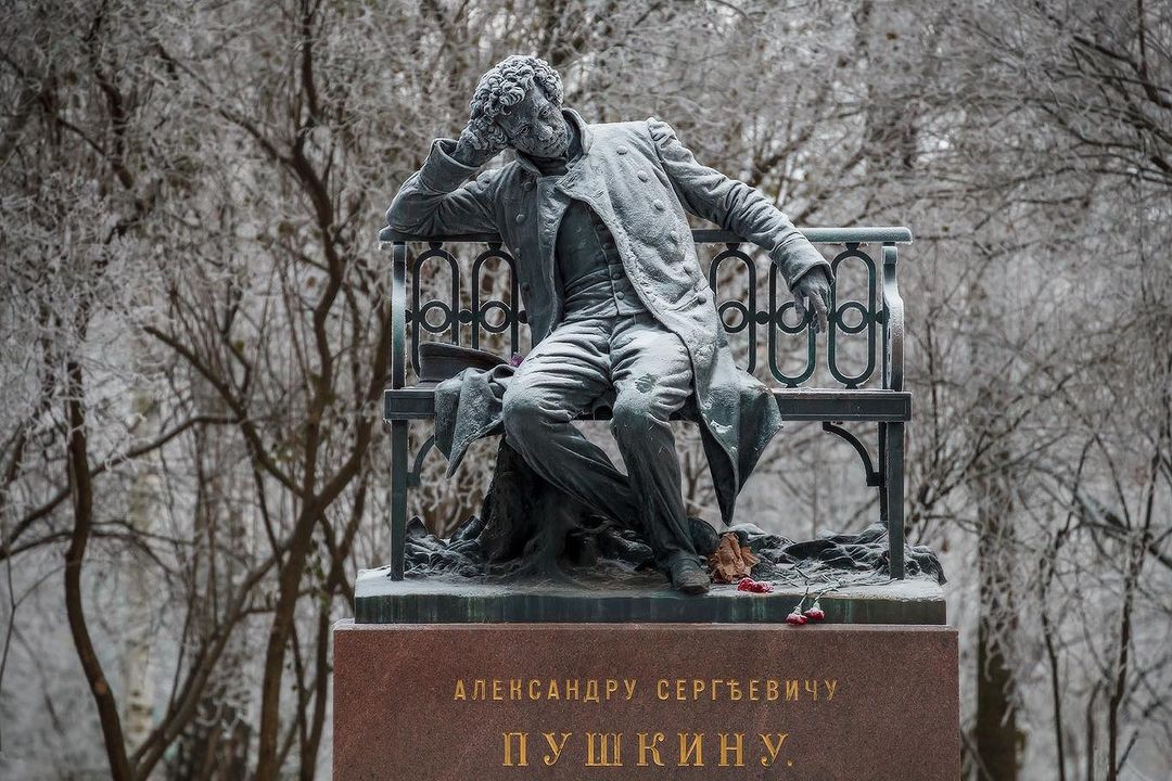 В те дни в таинственных долинах,
Весной, при кликах лебединых,
Близ вод, сиявших в тишине,
Являться муза стала мне.
Моя студенческая келья
Вдруг озарилась: муза в ней
Открыла пир младых затей,
Воспела детские веселья,
И славу нашей старины,
И сердца трепетные сны.

Евгений Онегин.