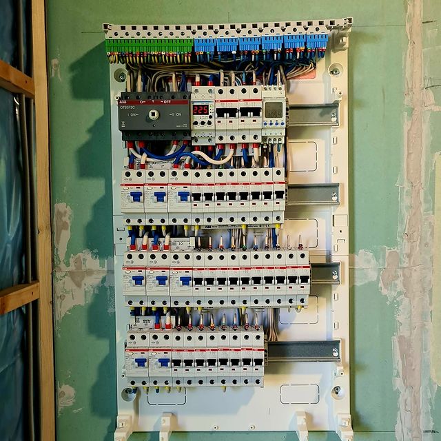 akimov220.msk в LOOKY. #стройка,#электрикмытищи,#электрикмосква,#электрики,#электромонтажныеработы,#услугиэлектрика,#электромонтажмосква,#акимов220,#электрикавдоме,#электрик,#электрика,#электромонтаж,#хорошиймастер,#качество,#электромонтажник,#пик,#электропроводка,#electricista,#проводка,#engineering,#wiring,#akimov220,#жксреда. Электрощит для частн...