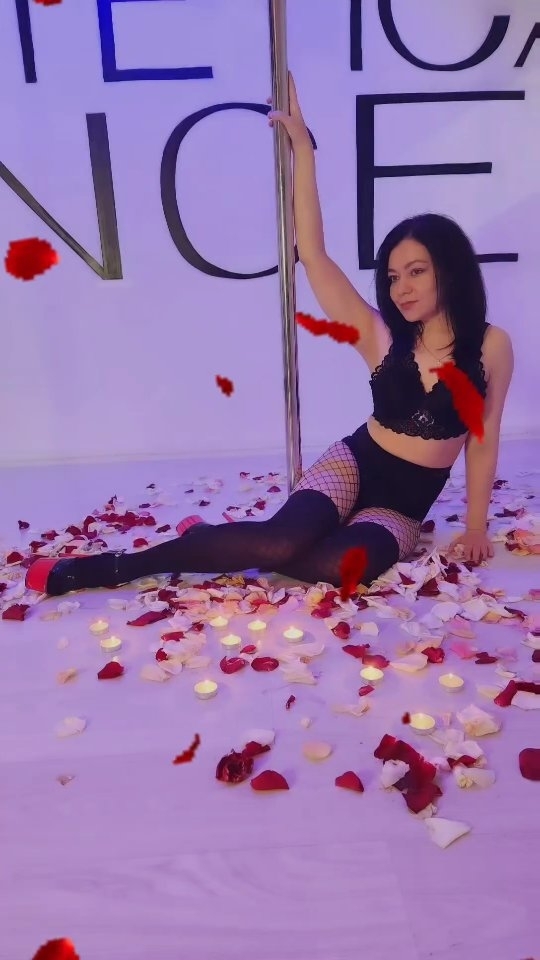 nataliadamirovna в LOOKY. #14февраля❤,#деньвлюбленых,#фотосессия#лепесткироз,#poleexotic,#poledance,#polesport. Всех влюблённых с пр...