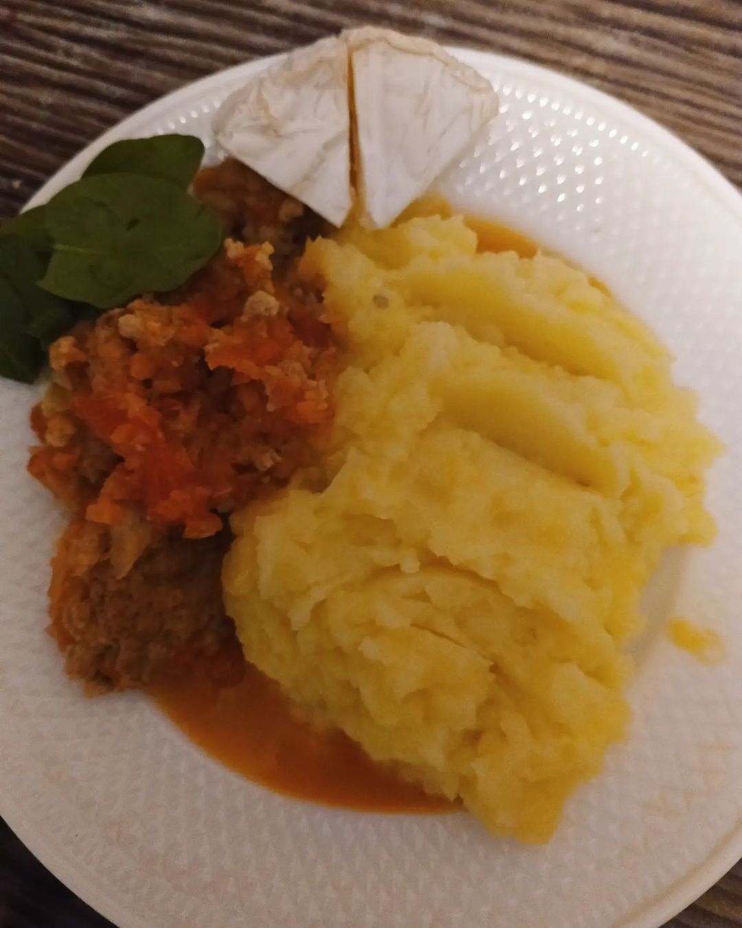 Ужин:
Картофельное пюре
Фарш из индейки с овощами(цветная капуста, перец болгарский, томат, лук, морковь)
Пару кусочков камамбера
#камамбер#сыр#ужин#пп#вкусно#рецепт