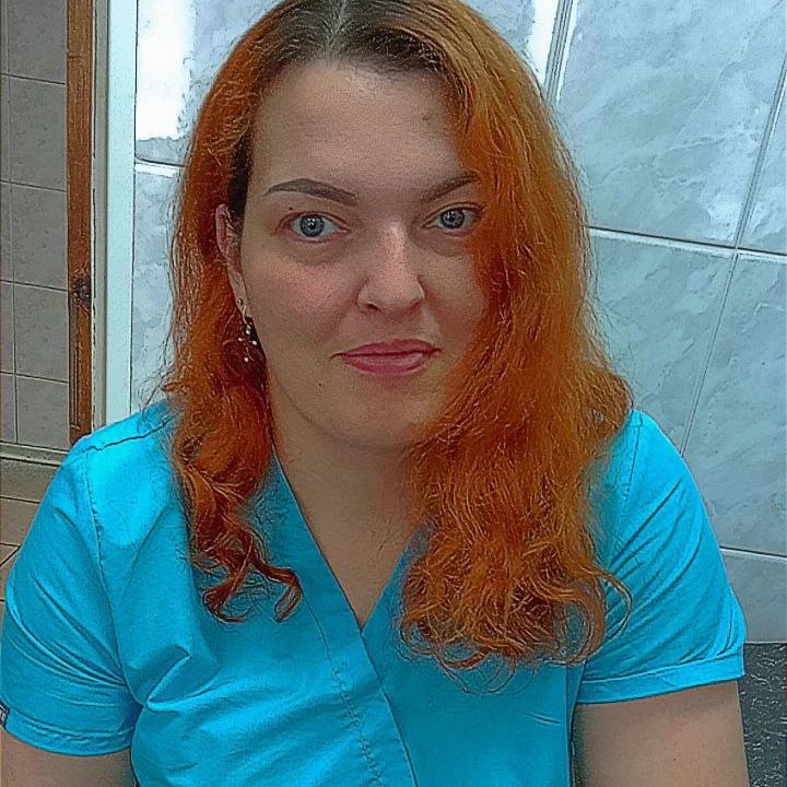 #Работа #ветеринария #ветеринарныйврач #животные #Москва #ДонскаяВетеринарнаяКлиника Иногда думаю, а правильно ли я выбрала профессию.  Иногда бывает стыдно за себя. За то, что не могу ответить профессиональным языком, хотя на деле я знаю не мало. Но всё же я постепенно учусь новому. Сейчас у меня из головы не выходит одна идея: мне нужны курсы повышения квалификации. А лучше всего узкая специализация. Больше всего привлекает дерматология. 
Сейчас работаю врачом профилактики(делаю сопротивление документы на вывоз животных, вакцинация. Иногда бывают мелкие приёмы, хотя, могу взять что-нибудь и по крупнее банальной чесотки. Но я трус. Это не Забайкалье, где если и умрёт животное, то вряд ли будут винить тебя)
