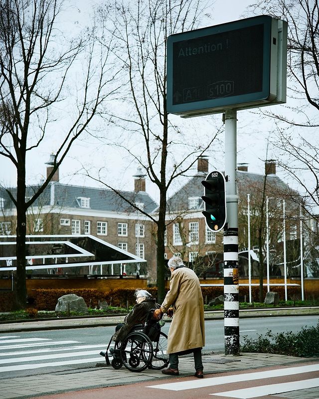 pasharocket в LOOKY. #granny,#oldcouple,#amsterdam,#cuteoldcouples,#streetphotography,#streetphoto. Pay attention.

#gra...