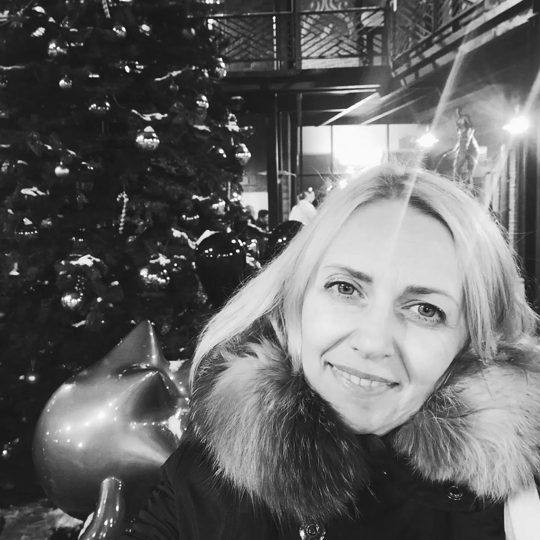 Сонет 23

Как тот актер, который, оробев,
Теряет нить давно знакомой роли,
Как тот безумец, что, впадая в гнев,
В избытке сил теряет силу воли, -

Так я молчу, не зная, что сказать,
Не оттого, что сердце охладело.
Нет, на мои уста кладет печать
Моя любовь, которой нет предела.

Так пусть же книга говорит с тобой.
Пускай она, безмолвный мой ходатай,
Идет к тебе с признаньем и мольбой
И справедливой требует расплаты.

Прочтешь ли ты слова любви немой?
Услышишь ли глазами голос мой?

(пер. С. Маршака)

Sonnet XXIII

As an unperfect actor on the stage
Who with his fear is put besides his part,
Or some fierce thing replete with too much rage,
Whose strength's abundance weakens his own heart.
So I, for fear of trust, forget to say
The perfect ceremony of love's rite,
And in mine own love's strength seem to decay,
O'ercharged with burden of mine own love's might.
O, let my books be then the eloquence
And dumb presagers of my speaking breast,
Who plead for love and look for recompense
More than that tongue that more hath more express'd.
O, learn to read what silent love hath writ:
To hear with eyes belongs to love's fine wit.
#стихи