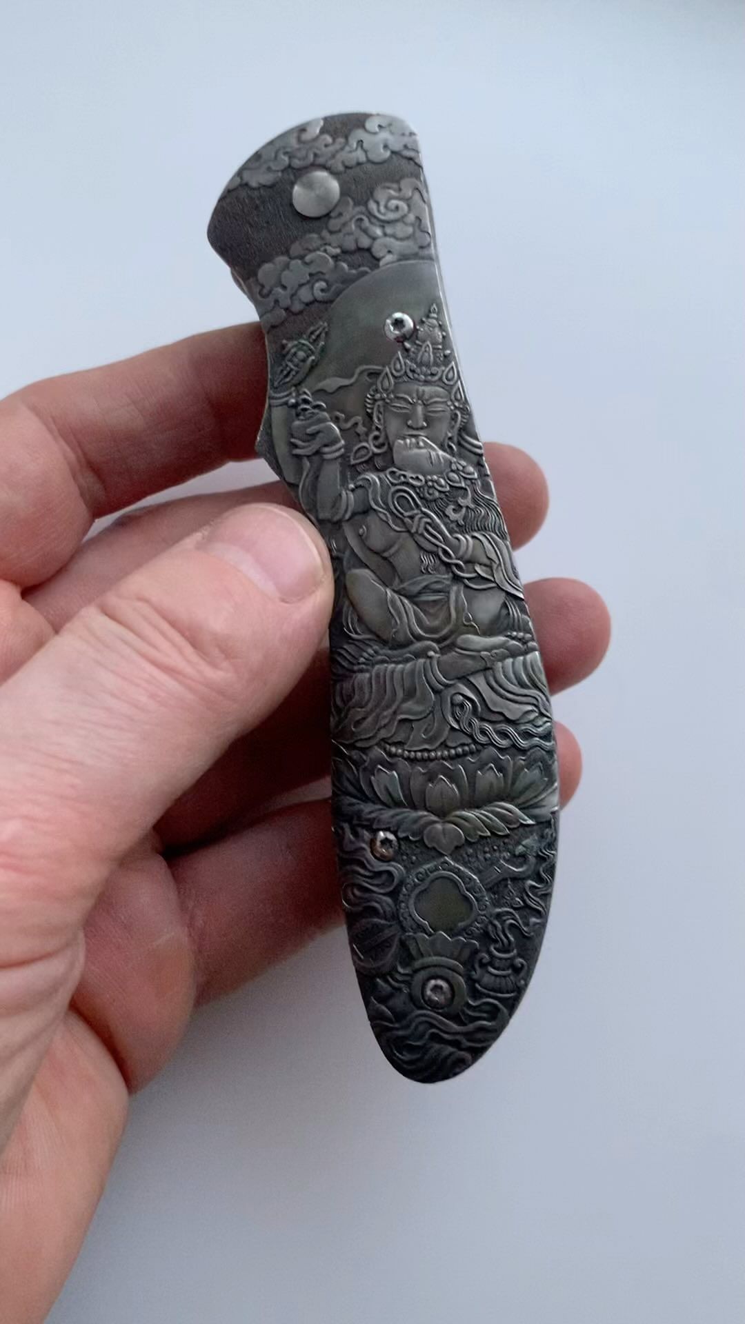 andreikisurin в LOOKY. ##authorsartweapon,#artknife,#artknives,#bestknives,#bestrussianknives,#russianknifemakers,#russianengraver,#engravedknives,#engravedknife,#artisticknives,#instagramru,#knifecollector,#knifecomposition,#customengraving,#masterengraver,#anreikisurun,#гильдиямастероворужейников. Яб-юм (тиб. «отец-ма...