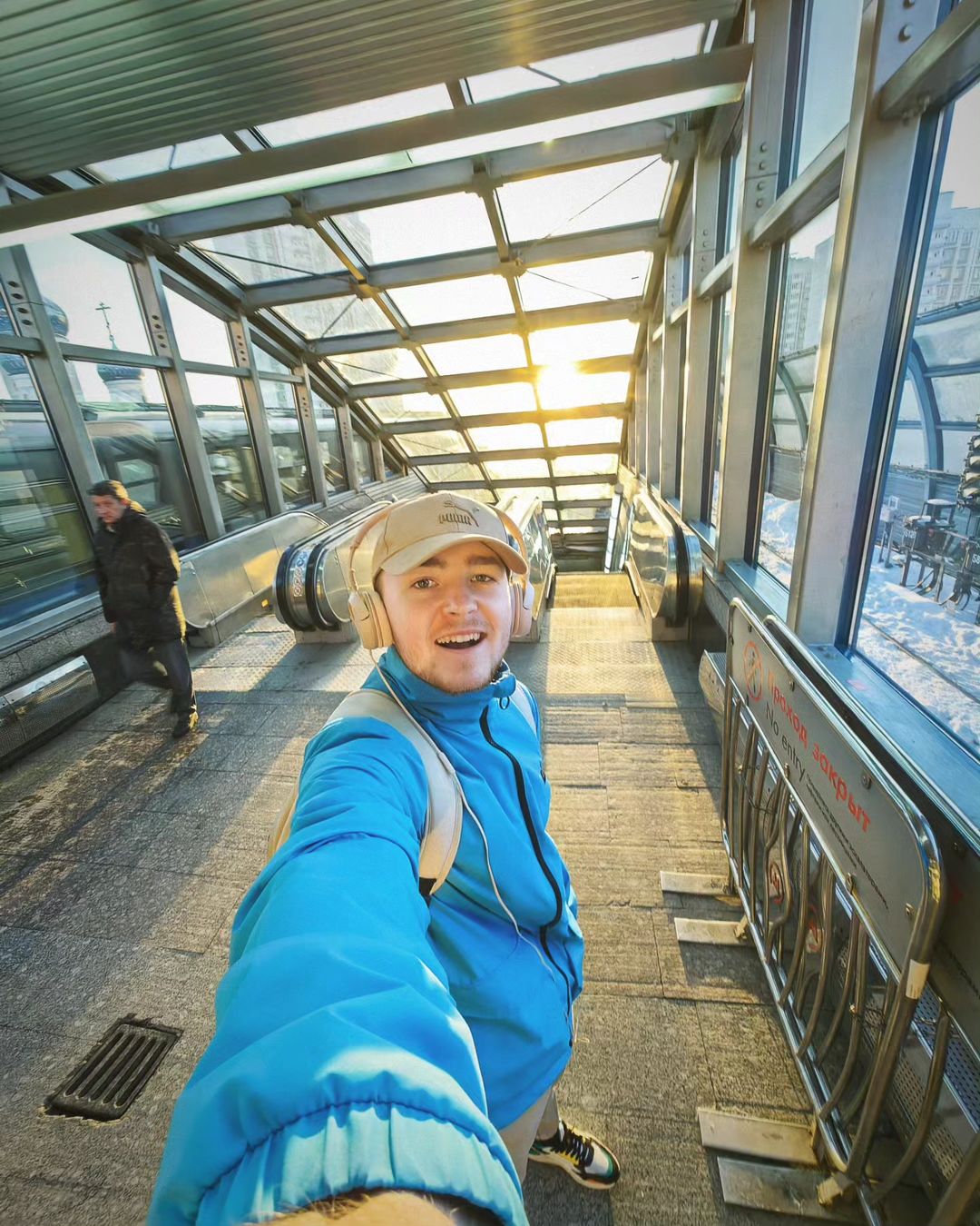Калаборация с солнцем☀️. Арендовал метро🚆, нанял деда в массовку👴, выбрал локацию🏙️, чтобы солнцу было удобно и контент готов✅, всё для вас🤝. Делаем межпланетарный уровень🌏. 

#sun #photo #selfie #Instagram #day #happy #blue #good #famous #moscow #russia