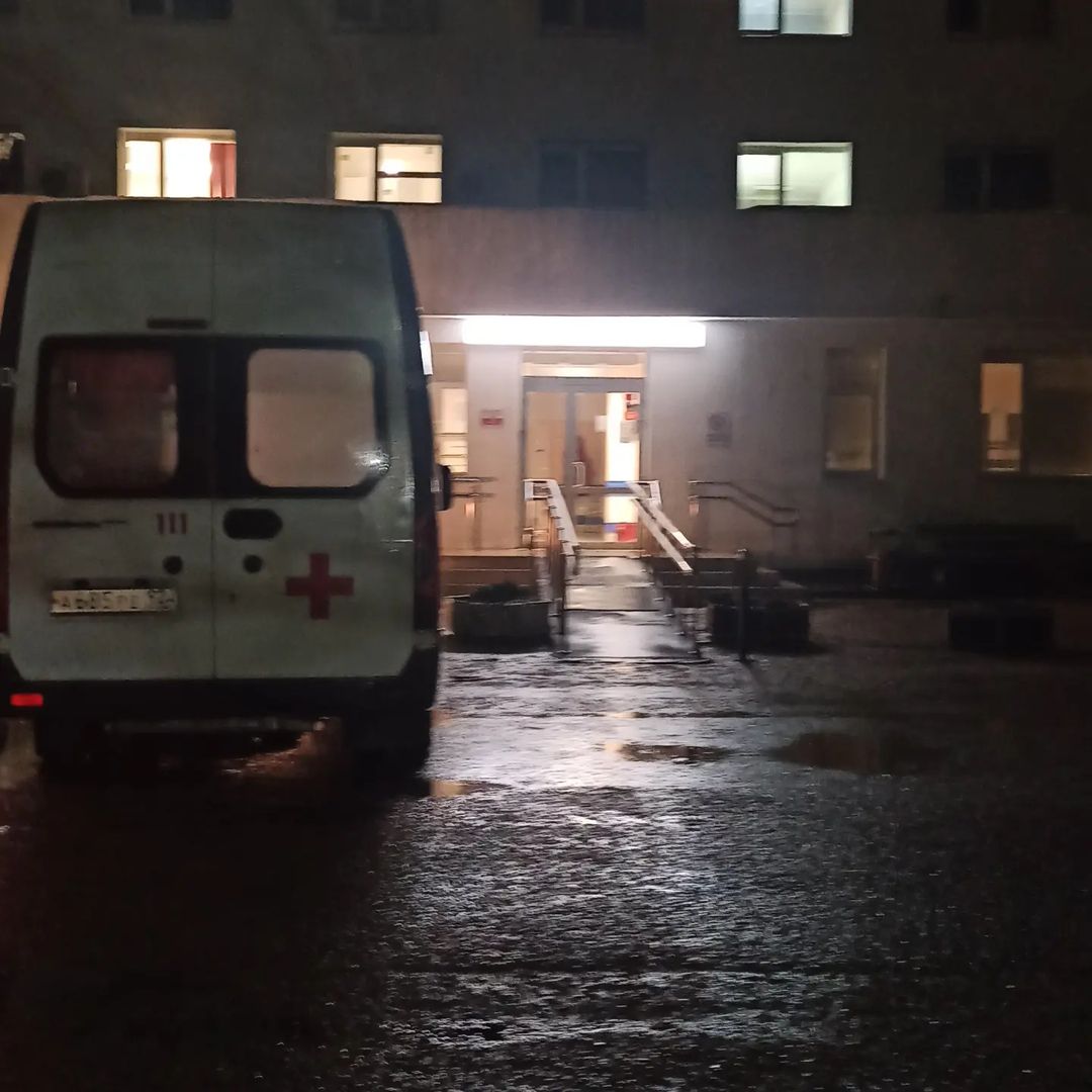 Спустя год, мы снова вернулись.... Нервы на пределе, полночи провели по кабинетам, в итоге оставили в больнице, ещё и дочь обозвали мямлей🤬🤬🤬, от компетенции врачей просто в а**е.... Диагноз поставить не могут... Ждём утра.... И информацию я должна узнавать ге от врачей или мед.персонала, а звонить дочке и спрашивать у неё🤬🤬🤬... Сил и терпения, что бы не разнести всё к ебе**м