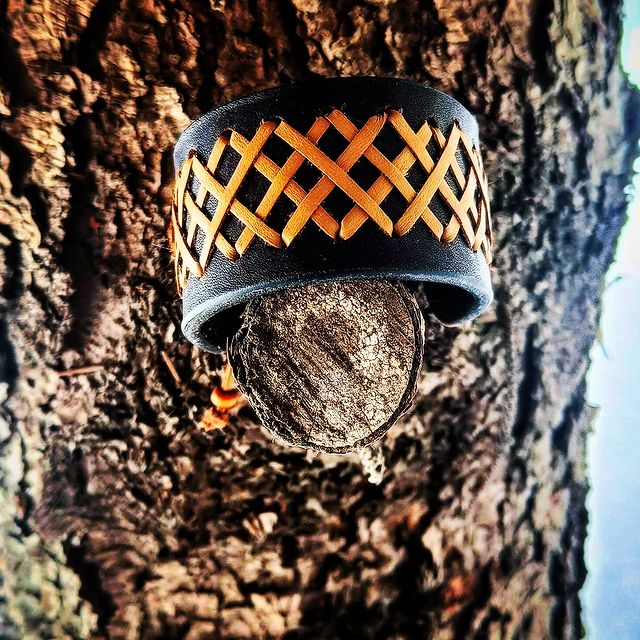 masterovaya_artel в LOOKY. #masterovaya_artel,#paracord_na_kmv,#handmade,#edc,#ручнаяработа,#сделано_руками,#кожа,#браслет_из_кожи. Вот такой браслет ук...
