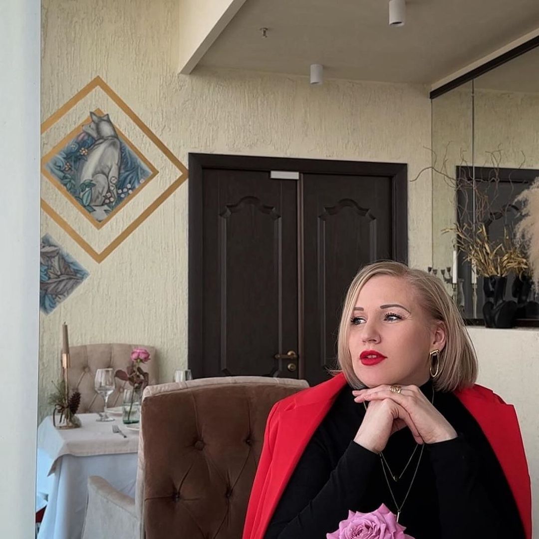 ОБО МНЕ

Привет всем, кто хотел познакомиться со мной ближе!
Я -  Елена Драчева, нутрициолог и хэлс-коуч, специалист интегративной медицины.

  Я глубоко изучила такие ключевые вопросы, как:  нутрициология и питание, стресс-менеджмент, сон, детокс, бьютификация и предупреждение старения. Работаю не только с питанием, но и с мышлением: психология, коучинг, эрикссоновская терапия и другие  ЗОЖ-направления.

С помощью своих знаний я помогаю клиентам достигать здоровых результатов быстрее и комфортнее, предупреждая их срывы и откаты назад.

Чаще всего ко мне обращаются по поводу похожих проблем:

👉🏻 раздражает торчащий живот и щеки
👉🏻 бесят выпадающие волосы, а маски для волос не помогают
👉🏻 достающие годами  прыщи
👉🏻 злость и раздражительность по любому поводу, срывы на близких
👉🏻 отсутствие сил уже к обеду.

И я знаю, как это бывает непросто, как врачи разводят руками, как пылятся купленные витамины….

Поэтому я не просто выдаю рекомендации,  а каждого клиента максимально поддерживаю и буквально за руку веду до результата!

Вместе со мной вы сможете:

✅ быть активной с утра до вечера
✅ нравиться самой себе и партнеру
✅ влезть в платье, о котором давно мечтали
✅ гордиться своими волосами и сияющей кожей
✅ радоваться и наслаждаться жизнью каждый день

Пишите «ХОЧУ» в комментариях или мне в директ, и я запишу вас на первый диагностический разбор бесплатно, где расскажу, как можно начать жить по-другому. 
Жить, как вы мечтали!

Продолжение в карусели 👆🏻