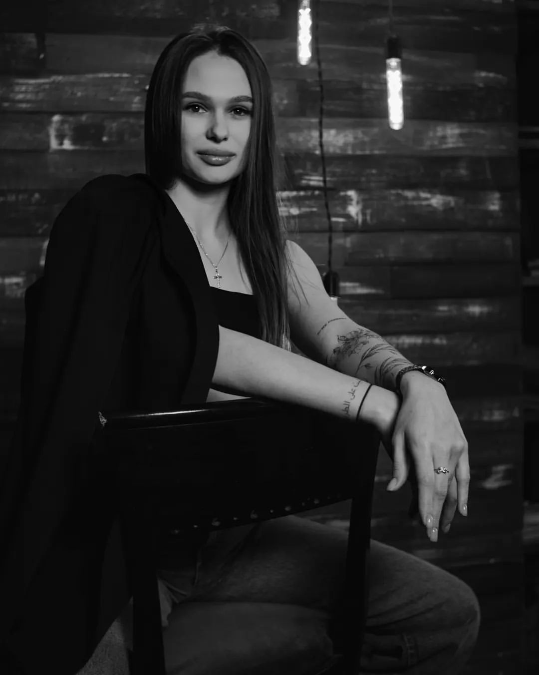 boypravsergei_ph in LOOKY. #girl,#hair,#wood,#warm,#чб,#bw,#blackandwhite,#portrait,#wooman,#tatoo,#lips,#photography,#photo,#studio,#chair,#beauty,#beautifulgirls. #girl  #hair #wood #...