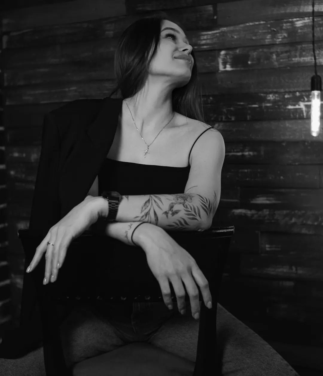 boypravsergei_ph in LOOKY. #girl,#hair,#wood,#warm,#чб,#bw,#blackandwhite,#portrait,#wooman,#tatoo,#lips,#photography,#photo,#studio,#chair,#beauty,#beautifulgirls. #girl  #hair #wood #...