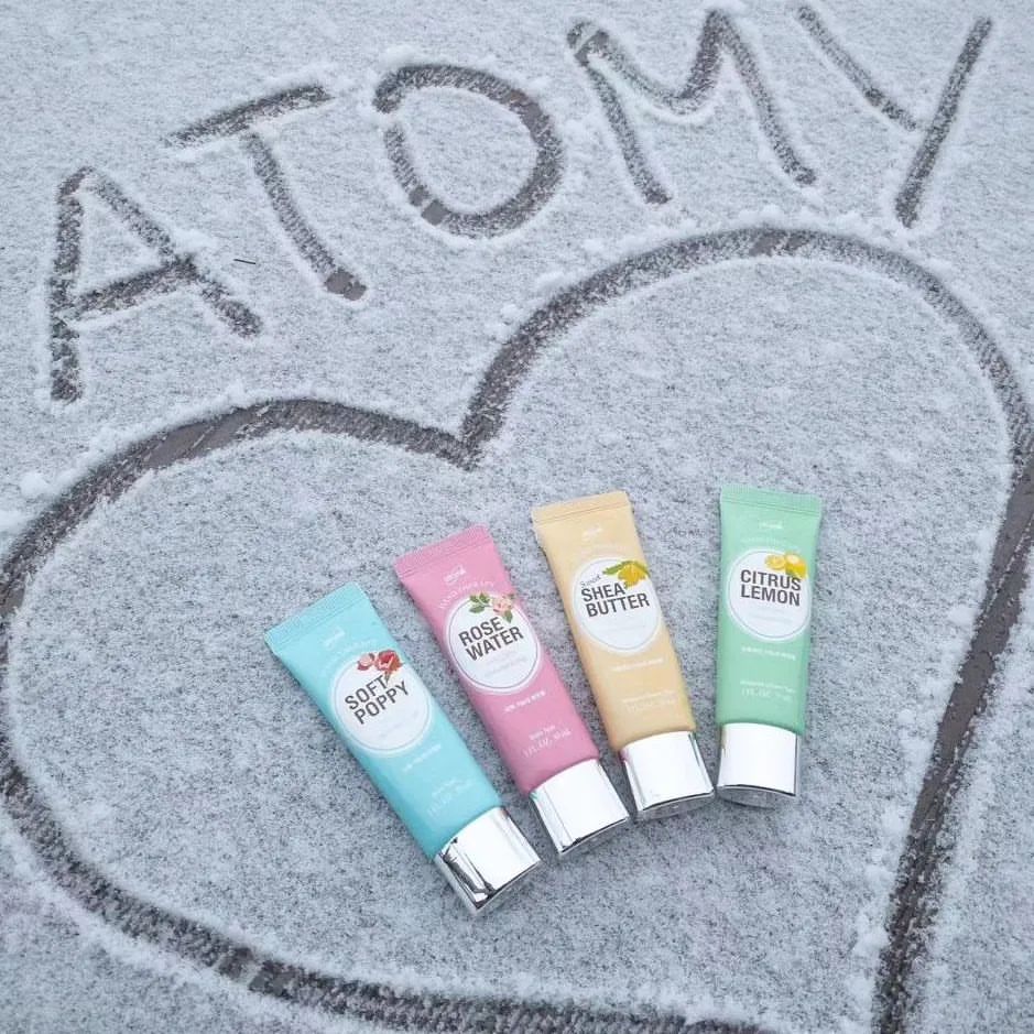 Эффективная Терапия для рук от Атоми ❤️

Это набор из 4 кремов для рук, которые вернут вашим руками здоровый ухоженный вид💫

Эти крема действительно творят чудеса, эффективно питают и увлажняют кожу, возвращая ей упругость, сокращая число морщин, устраняя сухость и заживляя трещинки 👍

🌹Розовая вода (имеет осветляющий эффект);
🌷Мягкий мак (также осветляющий эффект);
🍋 Цитрусовый лимон (борется с морщинами);
🌾Масло карите (также борется с морщинами);
⠀
Для максимального эффекта использовать все 4 крема:

🌿Розовый и голубой утром
🌿Зелёный и бежевый вечером

Все 4 крема - это СИСТЕМА! Лучше всего они работают ВСЕ ВМЕСТЕ!
⠀
☝Каждый действует в своем направлении:

⏩один удаляет пигментацию,
⏩второй разглаживает морщинки,
⏩третий питает, 
⏩ четвертый - напитывает влагой!

Очень удобно брать с собой в сумочку, объём каждого крема - 30мл

В упаковке 4 крема, каждый в индивидуальной упаковке 💝

Отличный вариант подарка! 🎁

Стоимость набора Терапия для рук с учётом скидки покупателя - 1000₽ (один крем всего 250₽ выходит) 

Для получения скидки и заказа пиши мне в директ 👉