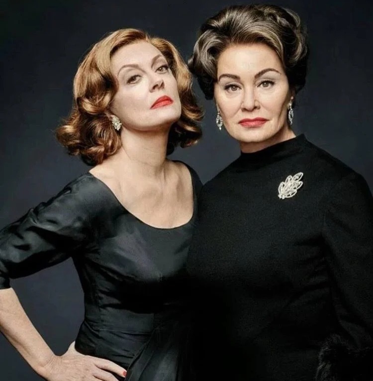 Сериал "Вражда". Сезон 1. 

Я такого восторга не испытывала ооооочень давно! Какие потрясающие женщины в своём коварстве! Какие дивы играют див! Реальная история о том, как иконы Голливуда - Джоан Кроуфорд и Бэтт Дэвис тонко, элегантно и безжалостно изводили друг друга! Одна церемония "Оскар" чего стоит! Только ради этого его стоит смотреть, а там есть ещё много ядовитых сцен! И как мощно это все сыграли Джессика Лэнг и Сьюзан Сарандон - тоже масштабные актрисы нашего времени! 

P.S. Второй сезон не смотрите. Ну или посмотрите сначала его. Труман и его "лебеди" не идут ни в какое сравнение с противостоянием Кроуфорд/Дэвис, а гомосексуальная линия сводит на "нет" все положительные моменты сериала (лично для меня). Из положительного могу отметить только игру Наоми Уотс и неожиданно порадовала Дэми Мур. Ну не стоит восьми серий история о том, как вас больше не приглашают на обеды в высшее общество.