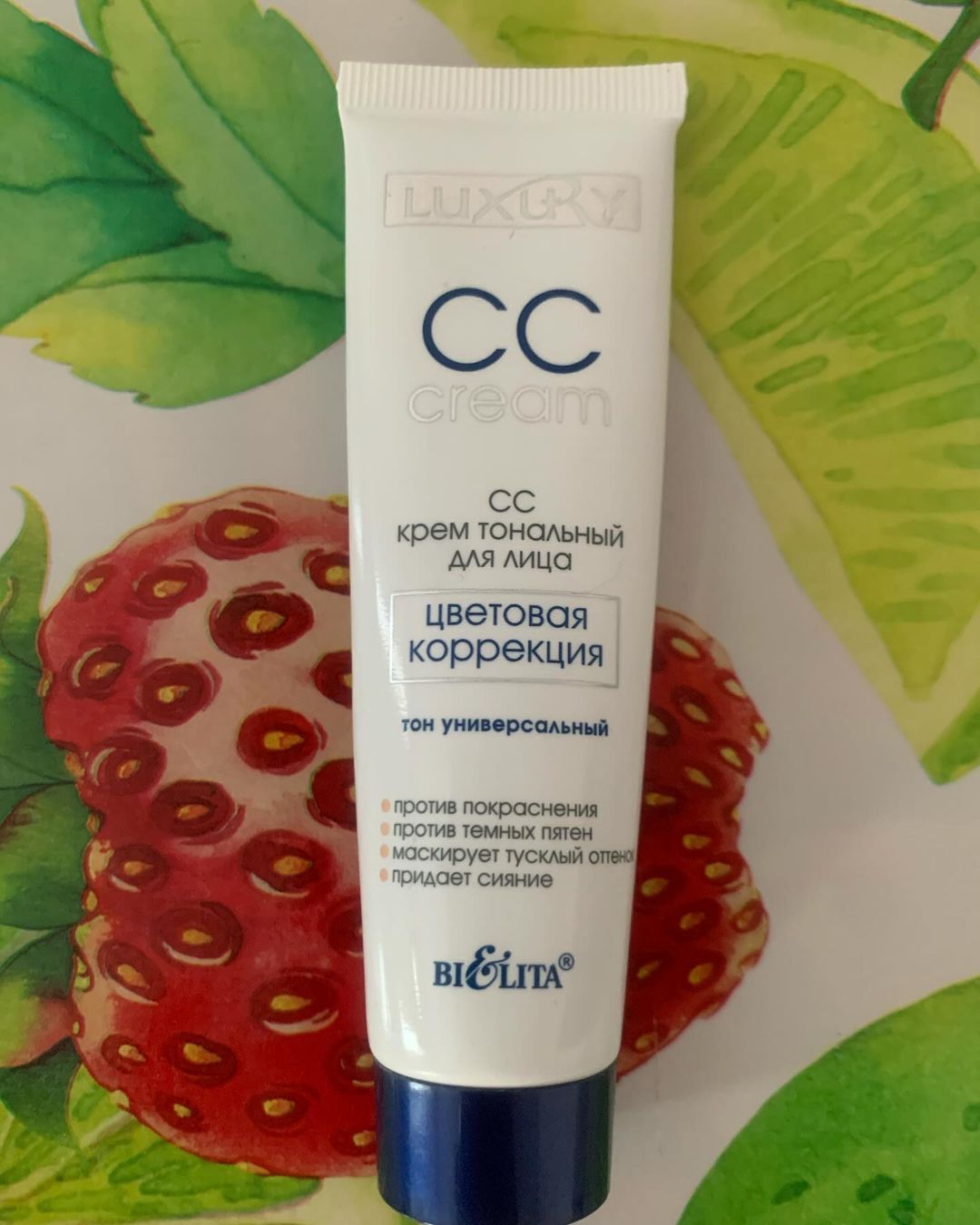 CC Cream Белита-Витэкс Крем тональный для лица Цветовая коррекция
Консистенция легкая, кремовая, взбитая, нежная. Кажется плотной. Не жирная. Текстура однородная, не растекается, не полосит. Отдушка легкая. Оттенок универсальный, натуральный, окисляется. Степень перекрытия средне-легкая, перекрывает, но не полностью недостатки, покраснения, выравнивает текстуру лица. Кожа после нанесения выглядит свежей, отдохнувшей и естественной. Сглаживает поры, нивелирует покраснения. В поры не проваливается, разглаживает их. Веснушки перекрывает не полностью. Придает сияние словно свечение кожи, не жирный блеск ✨. Ощущения в носке комфортнее некуда. Наслаивание возможно 🤔. Стойкость хороша. Не забивает поры, не вызывает аллергическую реакцию. ⭐️⭐️⭐️⭐️ #Белита #пустыебаночки
