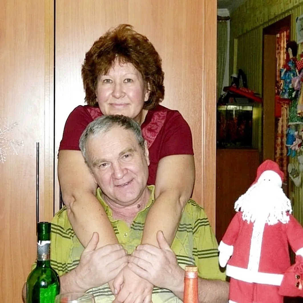 Ну вот, солнце моё, мы и дожили до рубиновой свадьбы. 40 лет. 
Хотя нет. У тебя больше. Ты всегда говорил, что в тебя со мной год за три.😊
В горе, и в радости. Всегда вместе. Всегда рядом. 

За такой срок все острые углы стёрлись, шероховатости отшлифовались, недопонимания исчезли. Гармония! 

Как быстро летит время! Вот кажется только что появился наш сын, а у нас уже внуки! Жизнь мчится! Семья растёт! Счастье множится!
Всех любим!
Всем добра! 

Пропиши в своем доме вечерний уют, 
Пусть браслетом свернется на тонком запястье, 
Пусть зевнёт тишиной между быстрых минут. 
Пропиши в своем доме красивое счастье. 

Пропиши в своем доме еще и любовь. 
Пусть обнимет, прижмёт, горячо поцелует, 
Пропиши дома смех, много ласковых слов. 
Пропиши их. Пусть дом твой им пристанью будет. 

Пусть его не коснется дыханье беды, 
Пусть его обойдут злые мысли и люди. 
Пропиши в своем доме мечты и цветы, 
Пропиши в нем того, кто нас создал и любит. 
Аль Квотион
