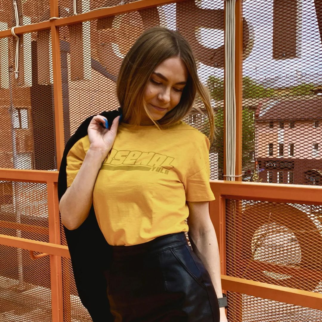 💐 Уютные повседневные футболки для наших милых болельщиц.

Так же есть бумажные подарочные пакеты🎁

Мы, конечно, не намекаем, но вдруг, скоро пригодится 😁

Цены:
Футболка - 1000₽
Пакет - 200₽

Наш адрес: 
🏟 пр. Ленина 87а/1, территория центрального стадиона "Арсенал". 
⏰Время работы магазина завтра с 11:00 до 20:00 
☎ +7 (903) 659-09-40